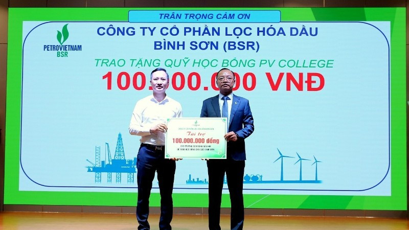 Phó Tổng Giám đốc Công ty cổ phần Lọc hóa dầu Bình Sơn Phạm Minh Nghĩa trao bảng 100 triệu đồng hỗ trợ học bổng cho Trường cao đẳng Dầu khí.