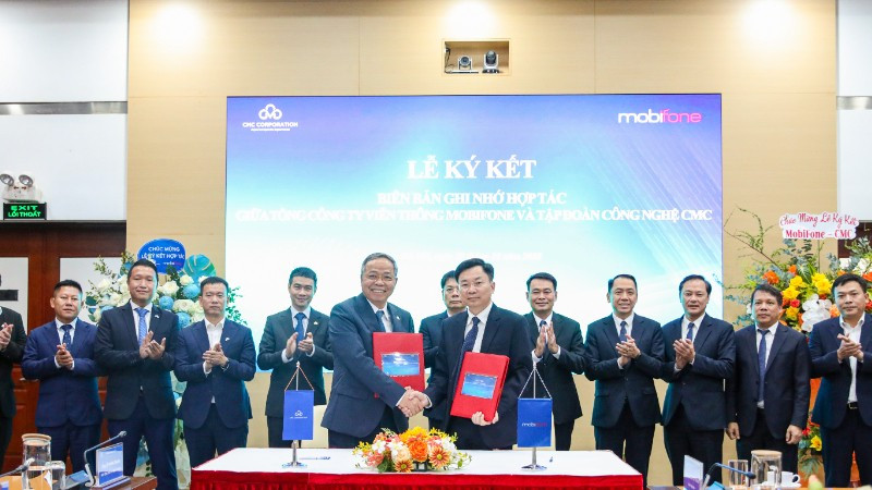 Chủ tịch MobiFone và Chủ tịch CMC ký và trao biên bản ghi nhớ hợp tác. 