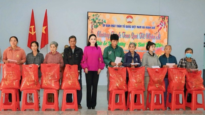 Bà Lê Nữ Thùy Dương trao quà Tết tới các hộ khó khăn xã Xuân Quế.