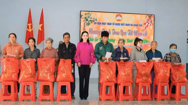 Bà Lê Nữ Thùy Dương trao quà Tết tới các hộ khó khăn xã Xuân Quế.