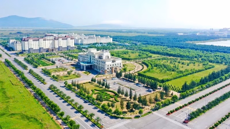 Toàn cảnh khu vực cảnh quan, cây xanh, hồ điều hòa, khu liên hợp nhà máy thép.