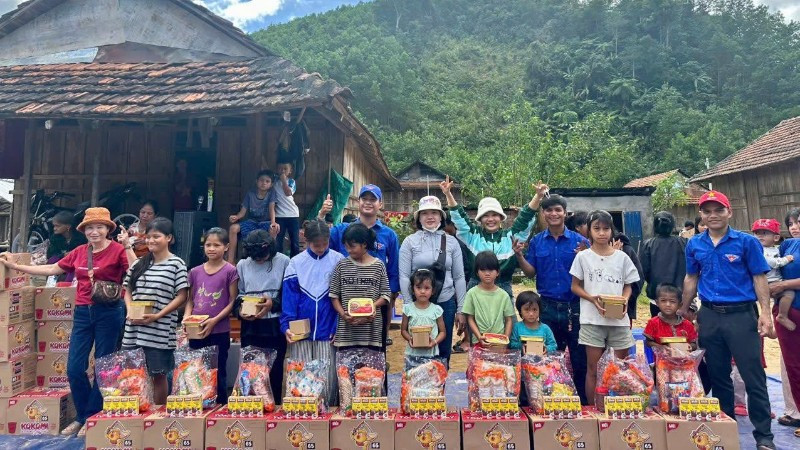 Hơn 124 tấn thực phẩm thiết yếu gồm: Nước uống, xúc xích, mì ăn liền, cháo, phở, sữa… đến tận tay các hộ gia đình đang bị cô lập