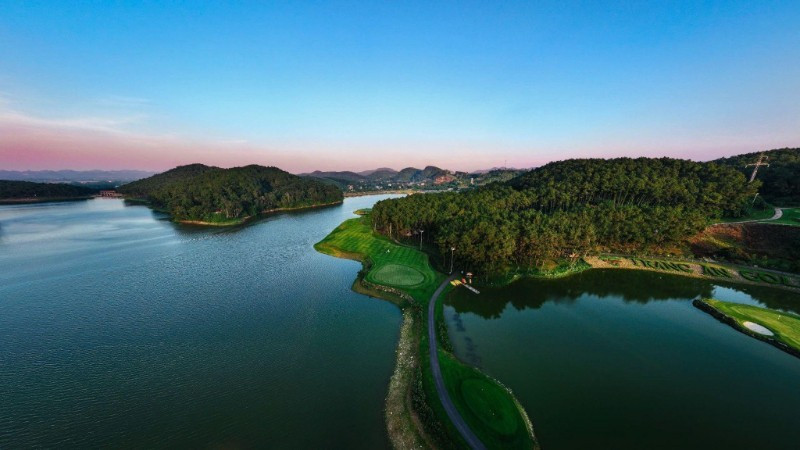 Trang An Golf & Resort điểm hẹn golf đẳng cấp bên lòng di sản.