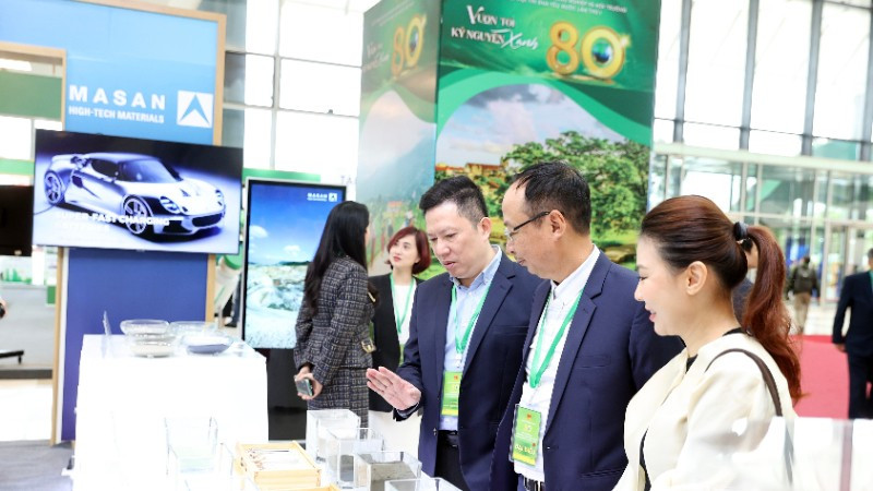 Đại biểu tham quan gian trưng bày của Masan High-Tech Materials