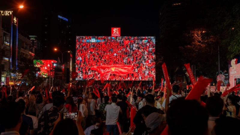 Dưới màn hình LED khổng lồ tại đại lộ Lê Lợi, Bia Saigon đã gắn kết hàng triệu con tim cùng hòa chung niềm tự hào và tình yêu bóng đá Việt Nam.