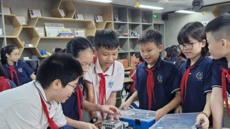 Mỗi góc học tập trong phòng thực hành STEM Petrovietnam tại Trường THCS Cầu Giấy đều được thiết kế mở, giúp học sinh có thể dễ dàng di chuyển, thảo luận và làm việc nhóm.