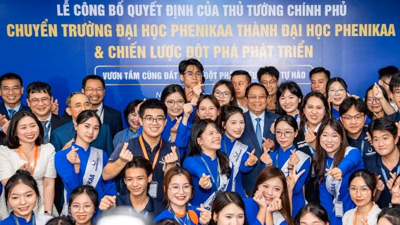 Thủ tướng Phạm Minh Chính chụp ảnh lưu niệm cùng sinh viên Đại học Phenikaa.
