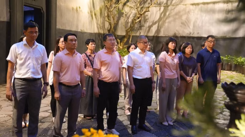 Đảng viên PVEP với chương trình về nguồn tại di tích nhà tù Hỏa Lò.