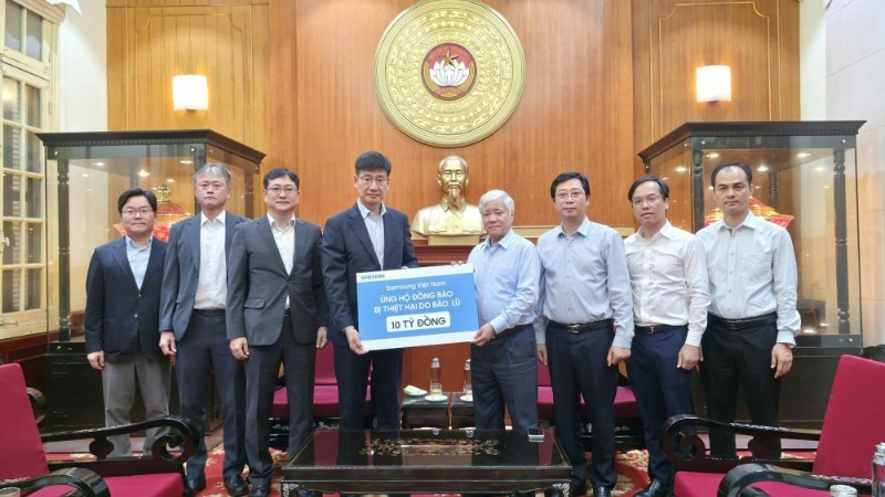 Đại diện Samsung Việt Nam trao số tiền hỗ trợ người dân các tỉnh khắc phục hậu quả do mưa lũ gây ra