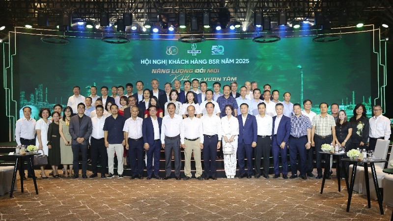 Lãnh đạo ban, bộ ngành Trung ương, Petrovietnam, BSR và quý khách hàng, đối tác tham dự hội nghị chụp ảnh lưu niệm.