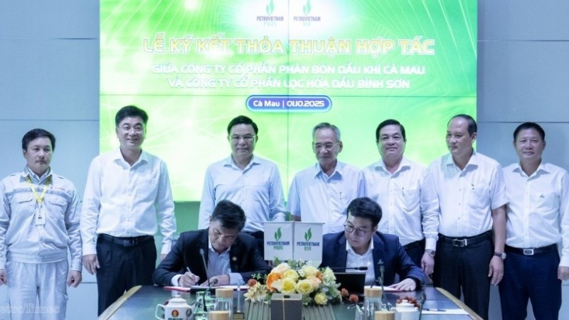 Đại diện PVCFC và BSR ký kết biên bản ghi nhớ thỏa thuận hợp tác với sự chứng kiến của các đại biểu, lãnh đạo Tập đoàn.