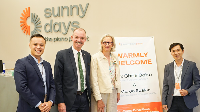 Ông Chris Cobb - CEO của ABRSM đến thăm Sunny Days Piano - Một trong ba Trường Đối Tác chính thức của ABRSM tại Đông Nam Á.