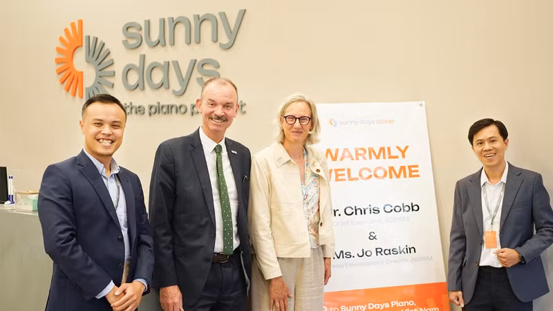 Ông Chris Cobb - CEO của ABRSM đến thăm Sunny Days Piano - Một trong ba Trường Đối Tác chính thức của ABRSM tại Đông Nam Á.