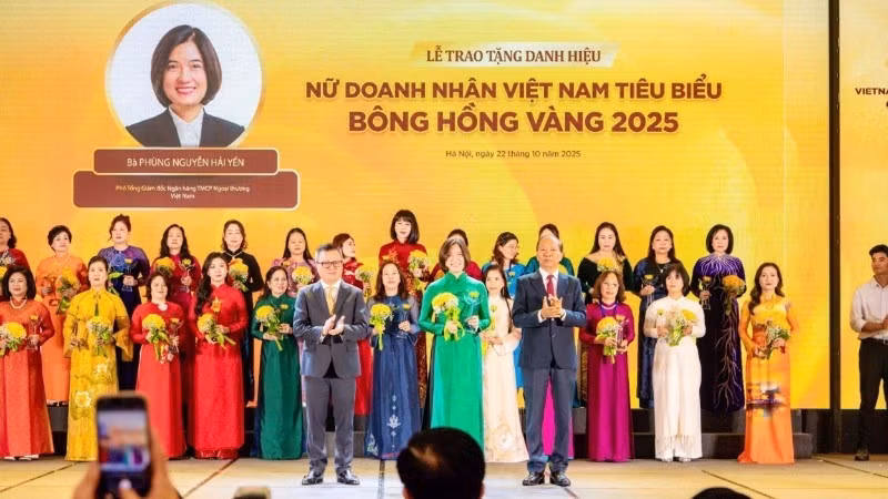 Đồng chí Phùng Nguyễn Hải Yến - Phó Tổng Giám đốc Vietcombank vinh dự được trao tặng danh hiệu “Nữ Doanh nhân Việt Nam tiêu biểu-Bông hồng Vàng 2025”