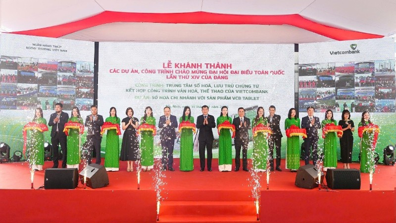Ban lãnh đạo Vietcombank cùng các đại biểu thực hiện nghi thức cắt băng khánh thành Trung tâm số hóa, lưu trữ chứng từ kết hợp công trình văn hóa-thể thao của Vietcombank tại Bắc Ninh.