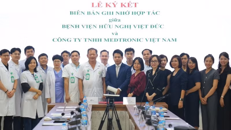 Medtronic Việt Nam và Bệnh viện Hữu nghị Việt Đức ký kết Biên bản ghi nhớ lần thứ sáu. 