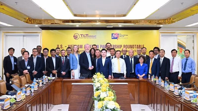 Các đại biểu chụp ảnh lưu niệm tại buổi tọa đàm.