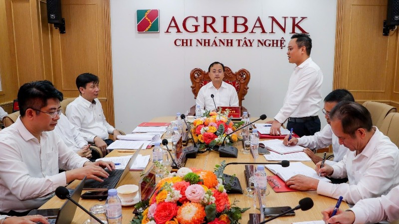 Đồng chí Tô Huy Vũ - Bí thư Đảng ủy, Chủ tịch Hội đồng thành viên Agribank cùng đoàn công tác Trụ sở chính làm việc tại Agribank Chi nhánh Tây Nghệ An.