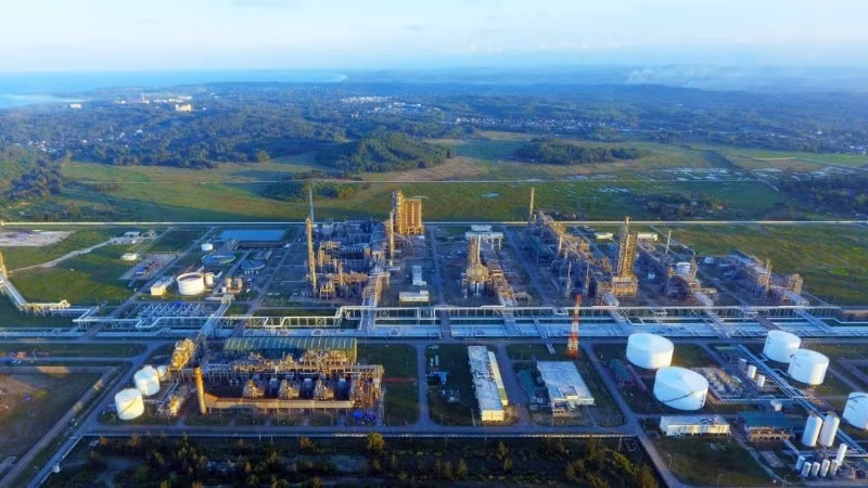 Nhà máy lọc dầu Dung Quất có công suất 6,5 triệu tấn/năm, đáp ứng khoảng 30% nhu cầu xăng dầu nội địa.