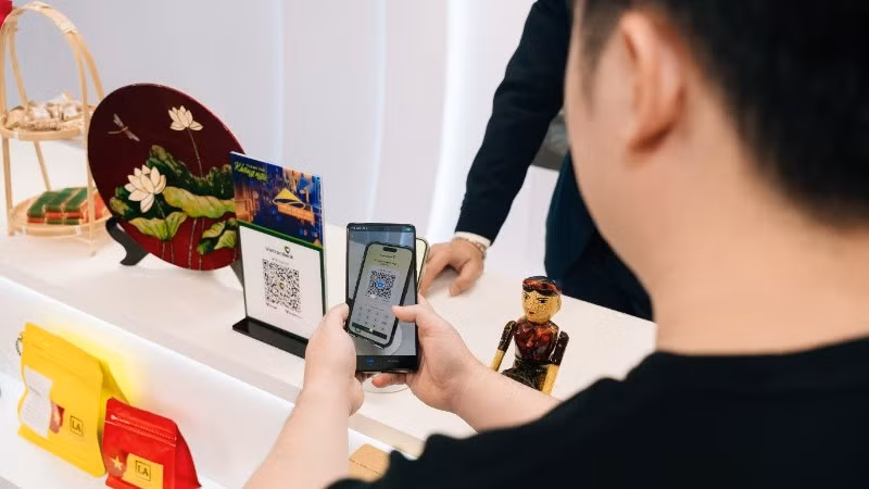 Khách hàng trải nghiệm thanh toán QR xuyên biên giới.