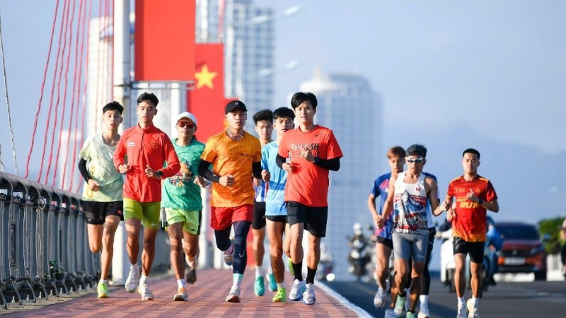 Các runners tập dợt trên cung đường chạy, chuẩn bị cho Tiền Phong Marathon 2026 sẽ diễn ra tại Khánh Hòa từ 27/3-29/3/2026. (Ảnh: Tiền Phong)