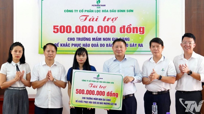 Lãnh đạo Công ty Cổ phần Lọc hóa dầu Bình Sơn trao số tiền hỗ trợ 500 triệu đồng cho Trường mầm non Gia Sàng.