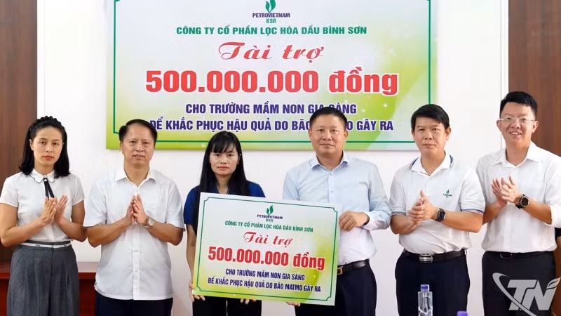 Lãnh đạo Công ty Cổ phần Lọc hóa dầu Bình Sơn trao số tiền hỗ trợ 500 triệu đồng cho Trường mầm non Gia Sàng.