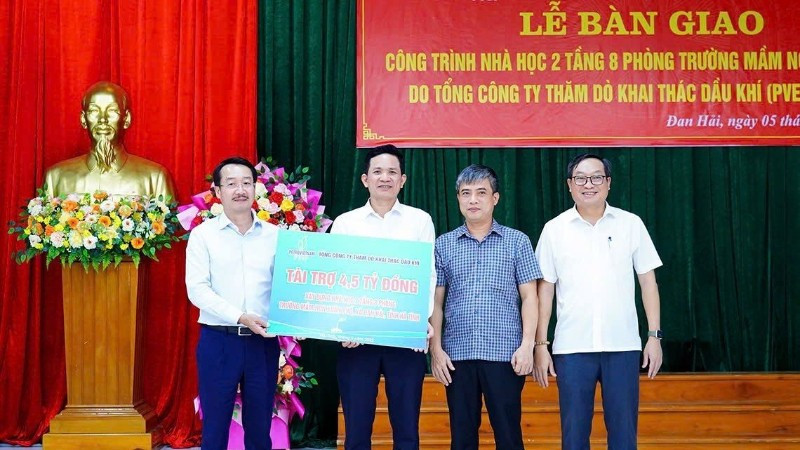 Tổng Giám đốc PVEP Nguyễn Thiện Bảo bàn giao công trình nhà học 2 tầng 8 phòng cho Trường mầm non Xuân Phổ.