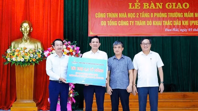 Tổng Giám đốc PVEP Nguyễn Thiện Bảo bàn giao công trình nhà học 2 tầng 8 phòng cho Trường mầm non Xuân Phổ.