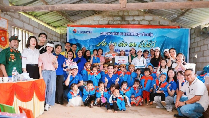 Chương trình thiện nguyện được tổ chức tại nhà văn hóa thôn đơn sơ ngay cạnh điểm trường.