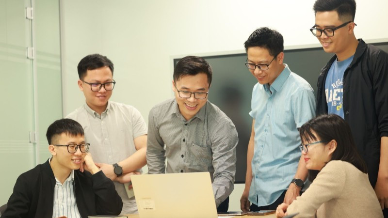Các kỹ sư thuộc nhóm nghiên cứu ngôn ngữ tiếng Việt để đưa vào Galaxy AI.