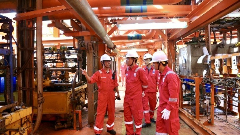 Giàn trưởng Nguyễn Duy Tứ (bìa trái) báo cáo với Chủ tịch HĐTV PVEP Trương Quốc Lâm về công tác vận hành sản xuất trên giàn.