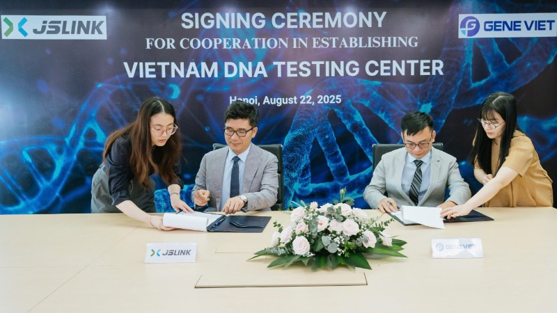 Đại diện Công ty JS Link (Hàn Quốc) và Đại diện Công ty Cổ phần Sinh học phân tử Gene Viet (bên phải) ký hợp đồng xây dựng Trung tâm xét nghiệm Gene.