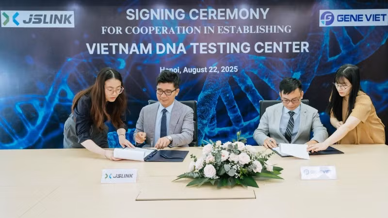 Đại diện Công ty JS Link (Hàn Quốc) và Đại diện Công ty Cổ phần Sinh học phân tử Gene Viet (bên phải) ký hợp đồng xây dựng Trung tâm xét nghiệm Gene.