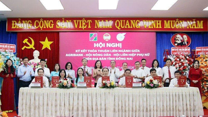 Lãnh đạo Hội Nông dân tỉnh Đồng Nai, Hội Liên hiệp Phụ nữ tỉnh Đồng Nai và 5 chi nhánh Agribank loại I trên địa bàn tỉnh ký kết thỏa thuận hợp tác.