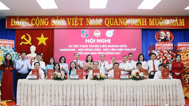 Lãnh đạo Hội Nông dân tỉnh Đồng Nai, Hội Liên hiệp Phụ nữ tỉnh Đồng Nai và 5 chi nhánh Agribank loại I trên địa bàn tỉnh ký kết thỏa thuận hợp tác.