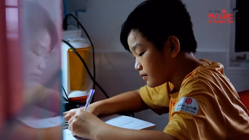 Những thiệt thòi trong cuộc sống dường như chưa bao giờ là rào cản cho những nỗ lực vươn lên trong học tập của Khoa.