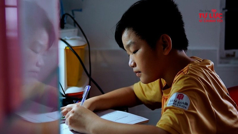 Những thiệt thòi trong cuộc sống dường như chưa bao giờ là rào cản cho những nỗ lực vươn lên trong học tập của Khoa.