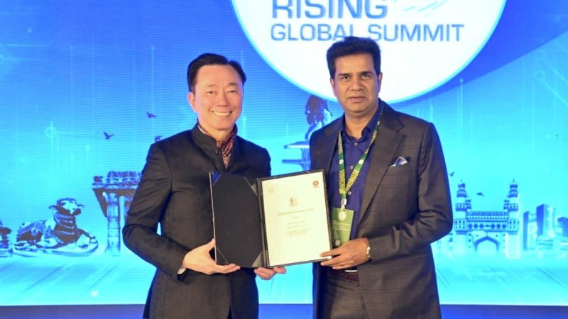 Ông Phạm Sanh Châu (trái), Tổng Giám đốc Vingroup châu Á kiêm Tổng Giám đốc VinFast châu Á, và ông Sanjay Kumar, Thứ trưởng Công thương, Chính quyền Bang Telangana tại buổi lê ký kết.