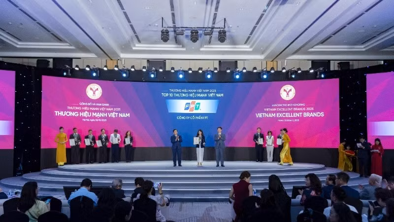 Văn hóa doanh nghiệp sáng tạo, nhân văn, cùng môi trường làm việc khuyến khích đổi mới đã giúp FPT nhiều năm liền không chỉ lọt Top 100 Nơi làm việc tốt nhất Việt Nam mà còn đạt giải Nơi làm việc tốt nhất ở nhiều quốc gia trên thế giới như Mỹ, Nhật Bản, Singapore.