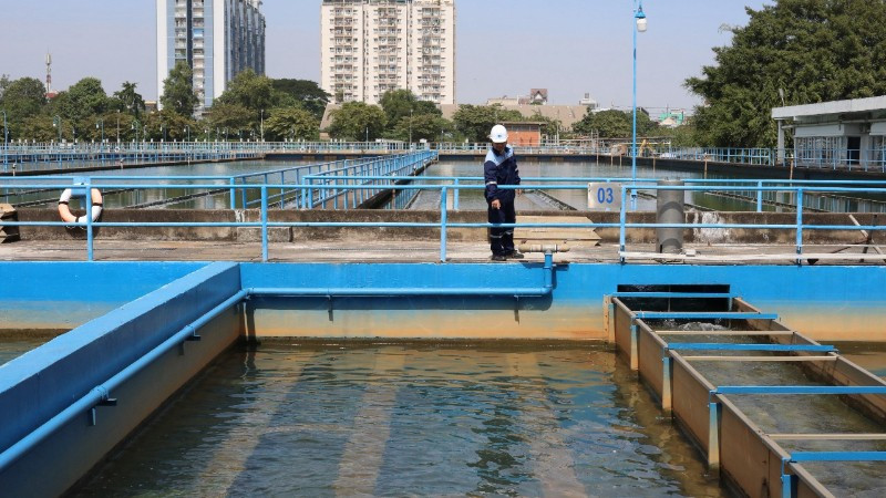 Nhân viên kiểm tra chất lượng nước tại Nhà máy nước Thủ Đức.