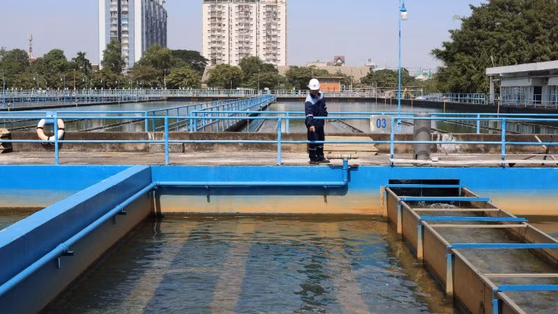 Nhân viên kiểm tra chất lượng nước tại Nhà máy nước Thủ Đức.