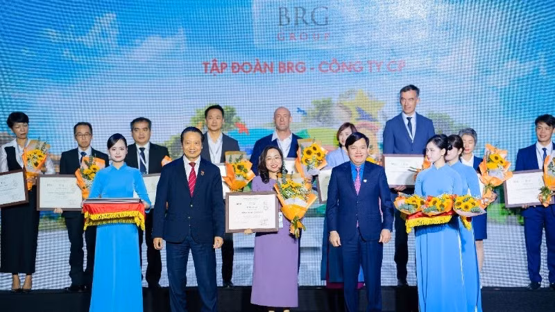 Đại diện Tập đoàn BRG nhận danh hiệu “Top 100 doanh nghiệp phát triển bền vững trong lĩnh vực thương mại-dịch vụ”.