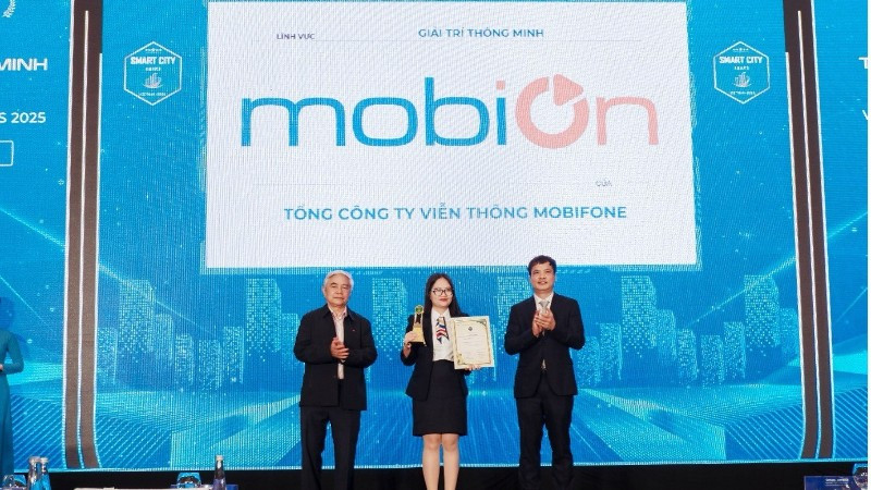 Đại diện MobiFone nhận giải thưởng