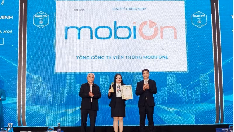 Đại diện MobiFone nhận giải thưởng