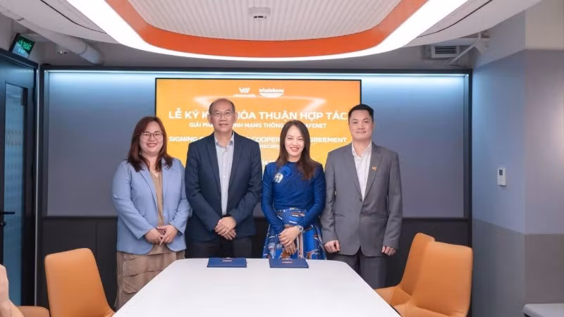 Bà Nguyễn Hiền Phương, Tổng giám đốc Vietnamobile (ở giữa bên phải) tại lễ ký kết hợp tác cùng Ông Nitipong Boon-Long, Phó Chủ tịch kiêm Giám đốc khu vực Châu Á - Thái Bình Dương (ở giữa bên trái). Ảnh: Vietnamobile