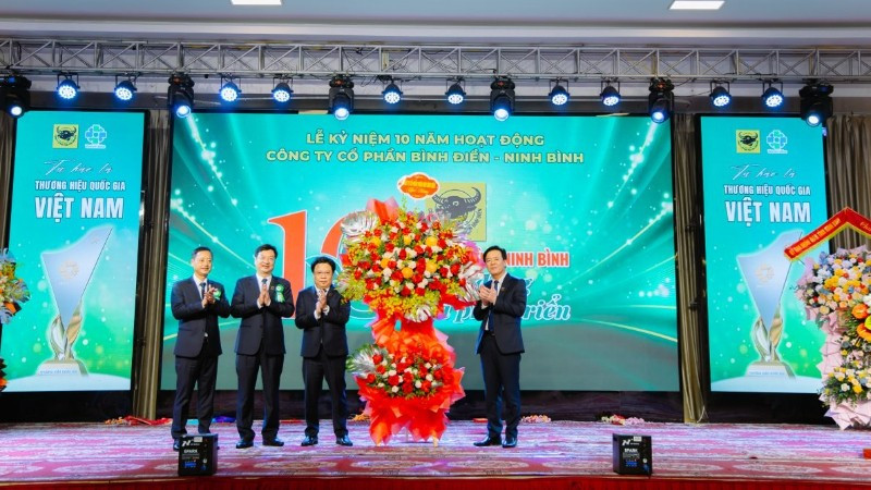 Ông Ngô Văn Đông – Chủ tịch HĐQT Công ty tặng hoa ghi nhận những thành tích mà Công ty CP Bình Điền Ninh Bình đạt được.