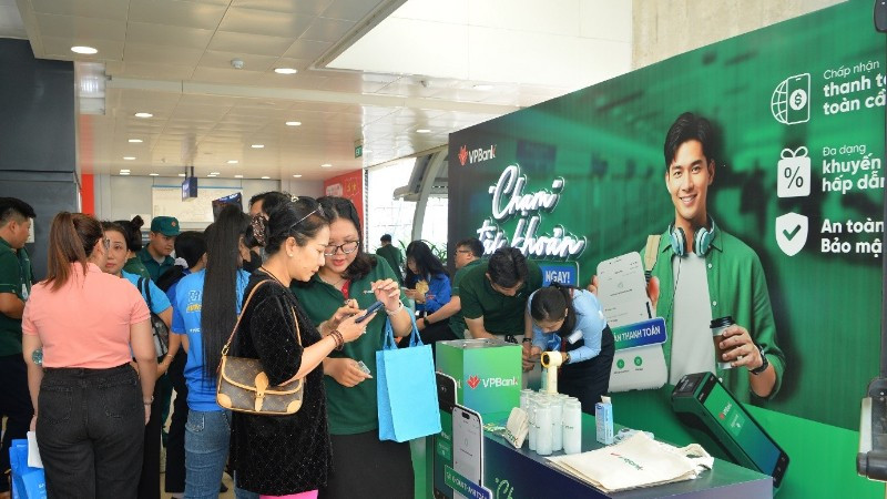 Đông đảo khách tham quan ghé thăm và trải nghiệm các dịch vụ của VPBank tại Ngày hội.