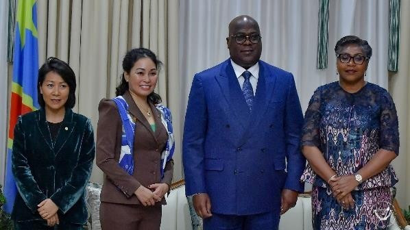 Ông Félix Tshisekedi - Tổng thống Cộng hoà Dân chủ Congo (thứ 2 từ phải sang) và bà Lê Thị Thu Thuỷ, Phó Chủ tịch Vingroup (thứ 2 từ trái sang) trong buổi trao đổi hợp tác tại Congo.