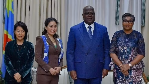 Ông Félix Tshisekedi - Tổng thống Cộng hoà Dân chủ Congo (thứ 2 từ phải sang) và bà Lê Thị Thu Thuỷ, Phó Chủ tịch Vingroup (thứ 2 từ trái sang) trong buổi trao đổi hợp tác tại Congo.